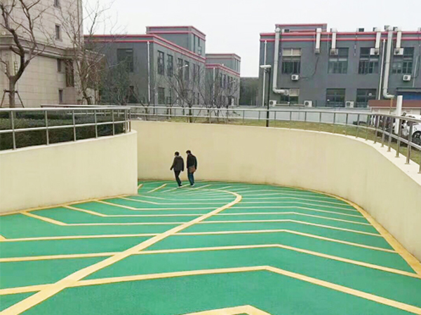 無震防滑坡道